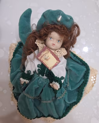 Bambola in porcellana  da collezione 