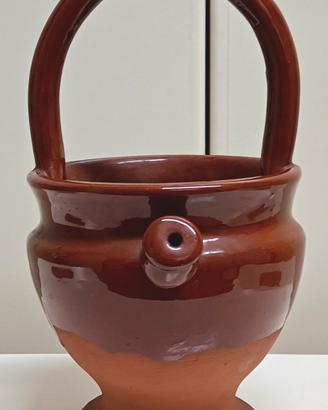 Orcio di terracotta con manico e beccuccio 