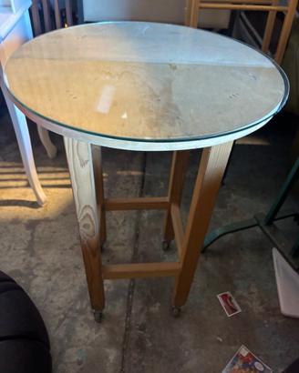 Tavolino con ruote. D 50 x H 70 cm