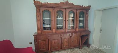 Credenza con vetrine in legno massello e intarsiat