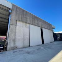 Capannone commerciale con cella frigo e area es...