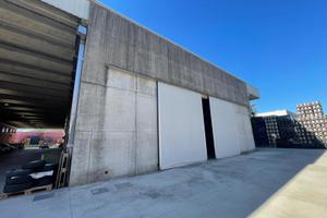 Capannone commerciale con cella frigo e area es...