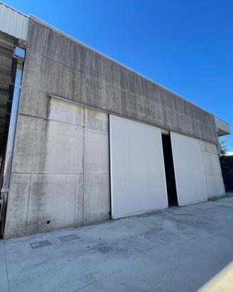 Capannone commerciale con cella frigo e area es...