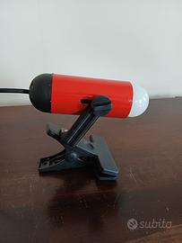 Lampada applique rossa con mollettone