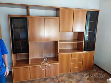 Soggiorno in noce con tavolo e sedie Calligaris