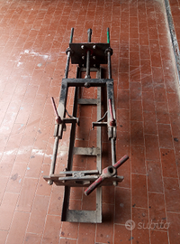 Attrezzo per lo Smontaggio ammortizzatori Auto