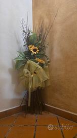 fasci di fiori decorativi con girasoli