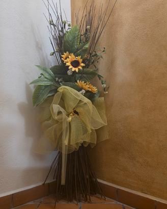 fasci di fiori decorativi con girasoli