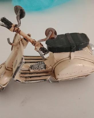 modellino in latta vespa anni '60