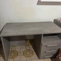 scrivania spaziosa per studiare