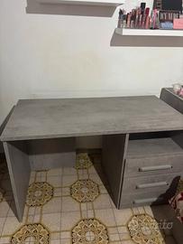 scrivania spaziosa per studiare