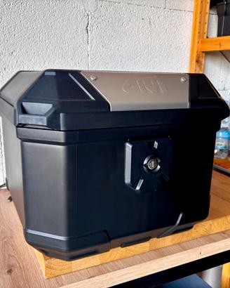 Bauletto Givi Bernina B38N + piastra Medley