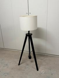 Lampada da terra a treppiede nera con paralume bia