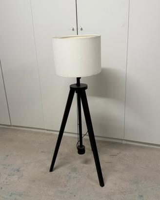 Lampada da terra a treppiede nera con paralume bia