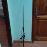 Cassetta con accessori e canna per la pesca