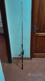 Cassetta con accessori e canna per la pesca