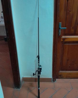 Cassetta con accessori e canna per la pesca