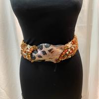 Particolare cintura con pietre semipreziose