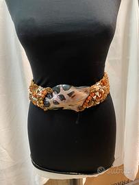 Particolare cintura con pietre semipreziose