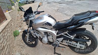 Yamaha fz6 del 2004 con cupolino e porta targa spo