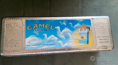 Scatola latta Camel con pacchetti  di sigarette