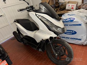 Honda pcx 125 incidentato