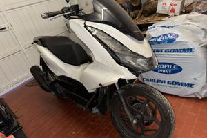 Honda pcx 125 incidentato