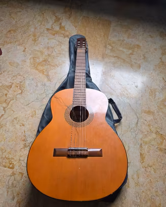 chitarra classica con corde da cambiare.