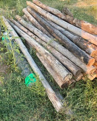 Pali in castagno rete zincata e filo spinato
