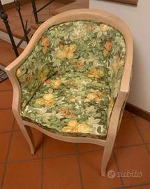 Poltroncina a Pozzetto Imbottita in Stile Floreale