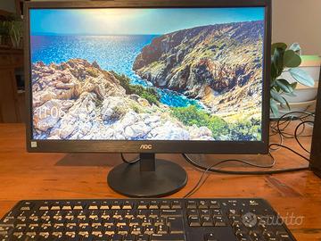 Computer desktop con monitor
