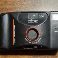 macchina fotografica analogica con custodia 