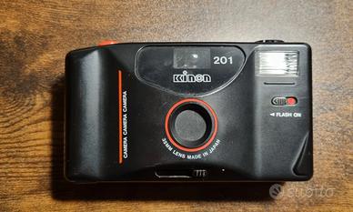 macchina fotografica analogica con custodia 