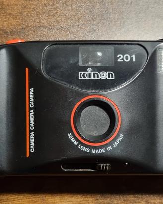 macchina fotografica analogica con custodia 