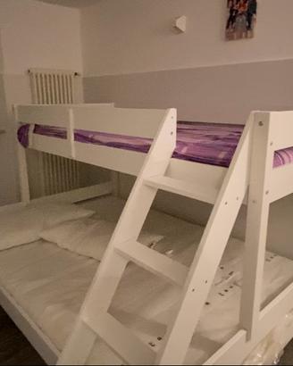 Letto a castello a tre posti con materasso