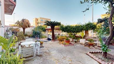 Villa indipendente bilivelli con ampio giardino