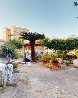 Villa indipendente bilivelli con ampio giardino