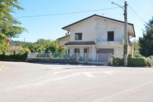 Fogliano:casa bifamiliare con giardino