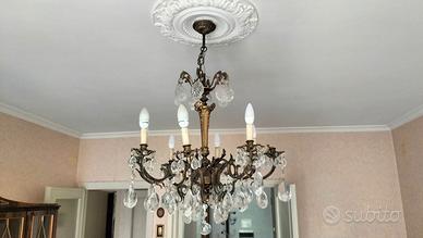 N. 4 lampadari (di cui 3 a goccia di vetro)