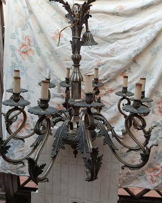 Antico lampadario in peltro.