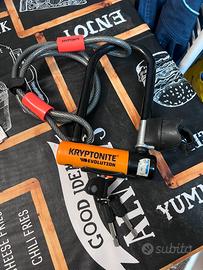 Kryptonite Lucchetto a U + cavo a doppio cappio