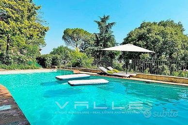 Casa indipendente di 338 m² con più di 5 locali e 