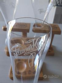 Bicchieri da 0.33l birra su supporto in legno