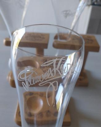 Bicchieri da 0.33l birra su supporto in legno