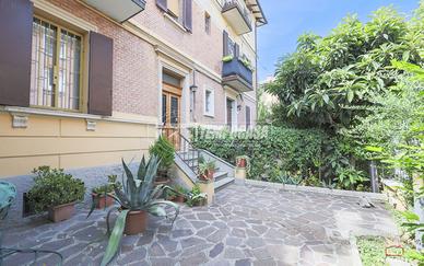CINQUE LOCALI SU TRE LIVELLI CON CORTE PRIVATA, TE