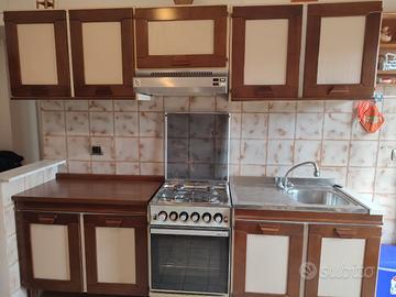 Cucina completa (in foto)