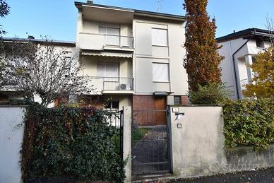 Villa di 200 m² con 5 locali e box auto a Guastall