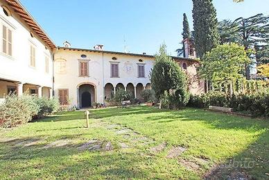 Villetta a schiera di 381 m² con più di 5 locali e