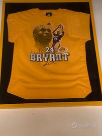 Tee shirt incorniciata autografata di Kobe Bryant