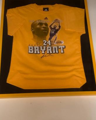 Tee shirt incorniciata autografata di Kobe Bryant